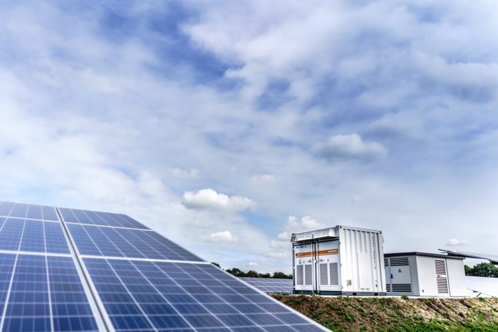 Battery energy storage solutions support solar power production 