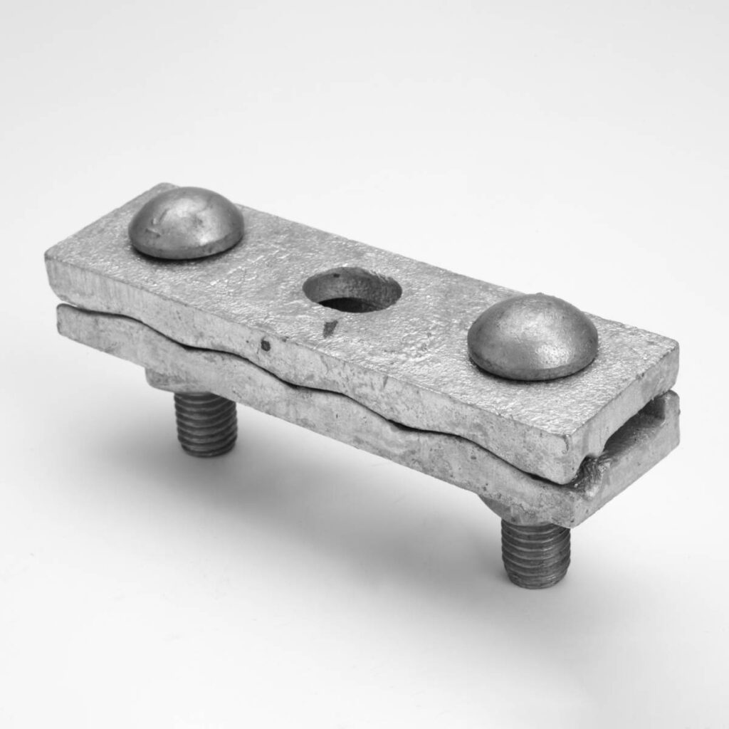 Cable suspension clamps distribute mechanical loads